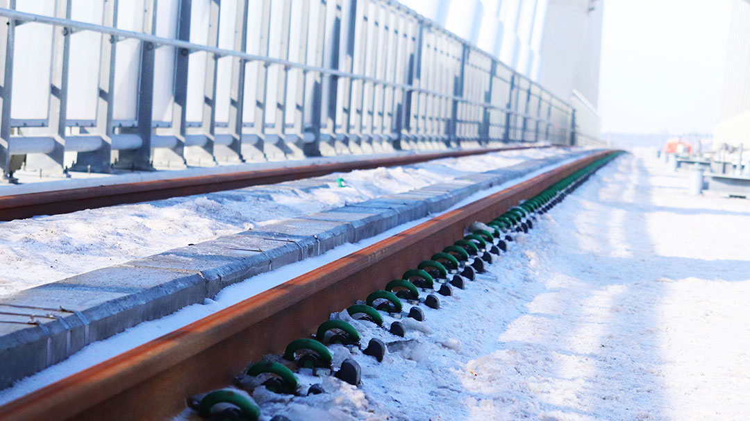 Image of the rails on the Samuel-De Champlain Bridge