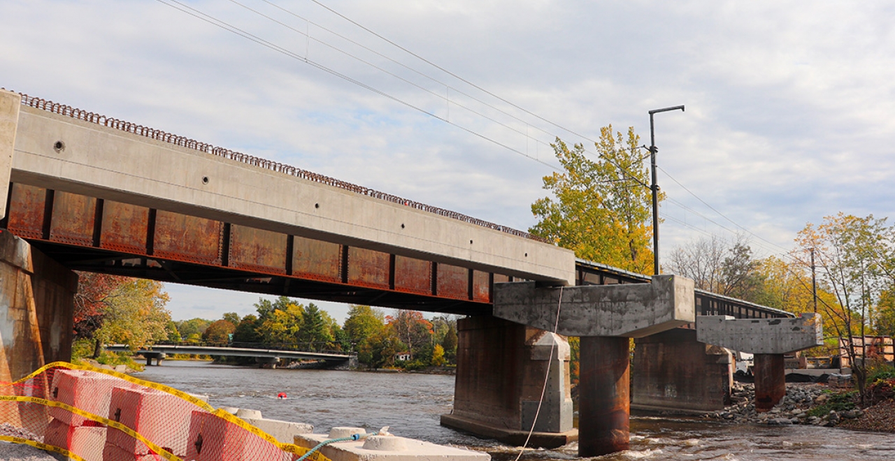 Les travaux pour doubler le pont ferroviaire enjambant la rivière des Prairies entre les îles de Laval et Sainte-Dorothée. 