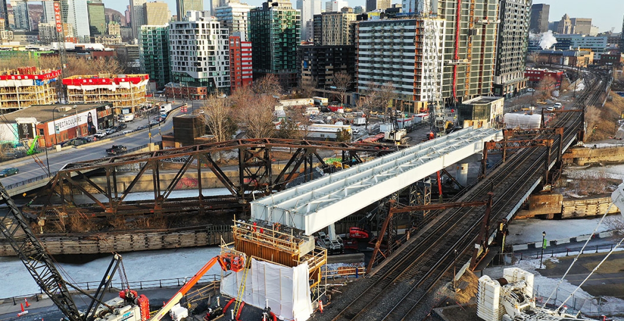 March 2019: Installation of the first beams of the elevated structure over the Lachine Canal.