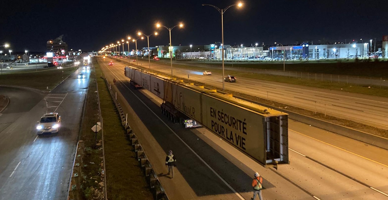 Like a bubble around the moving operations, a safety convoy escorted the two beams to limit closures to the areas necessary for the movement of the beams along the route. The safety convoys travelled at a speed of 3 to 4 kilometres per hour. 