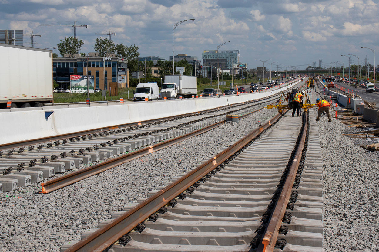 Les premiers rails installés sur la Rive-Sud