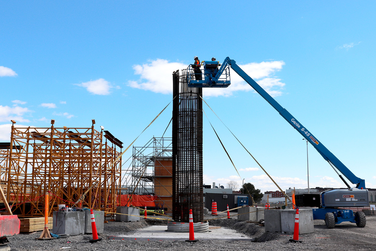 Construction d'un pilier à Pointe-Claire