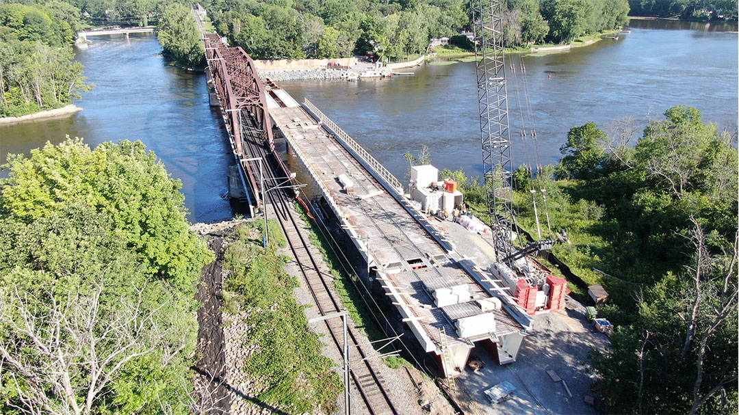 Behind the abutment, the structure can be assembled prior to launches. 