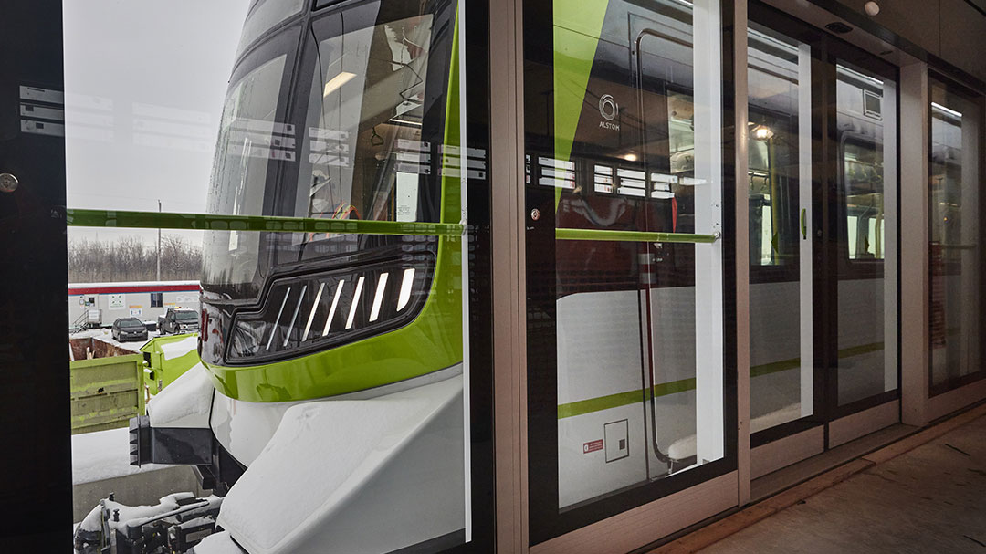 Voiture du REM en station pendant les tests sur la Rive-Sud de Montréal