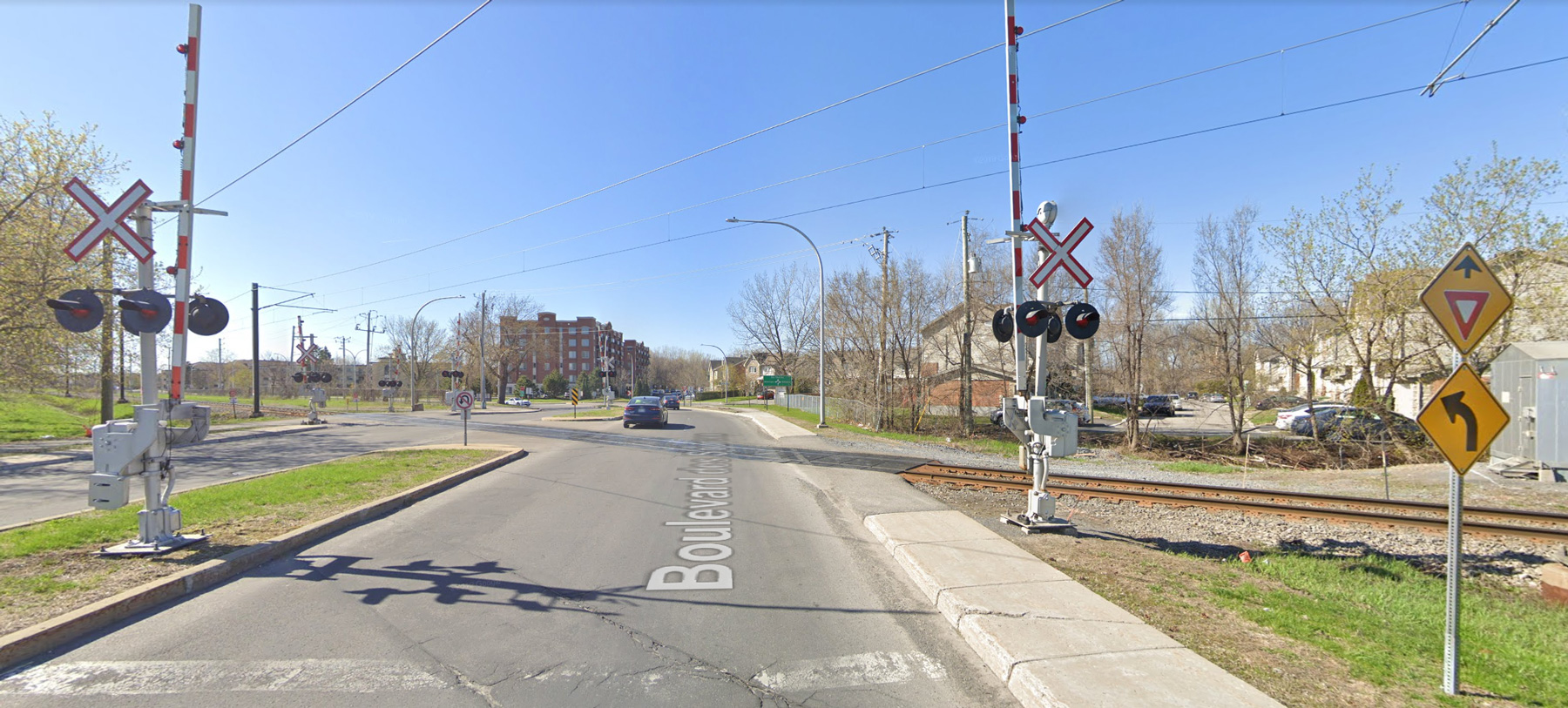 Example of a level crossing, Des Sources Blvd.