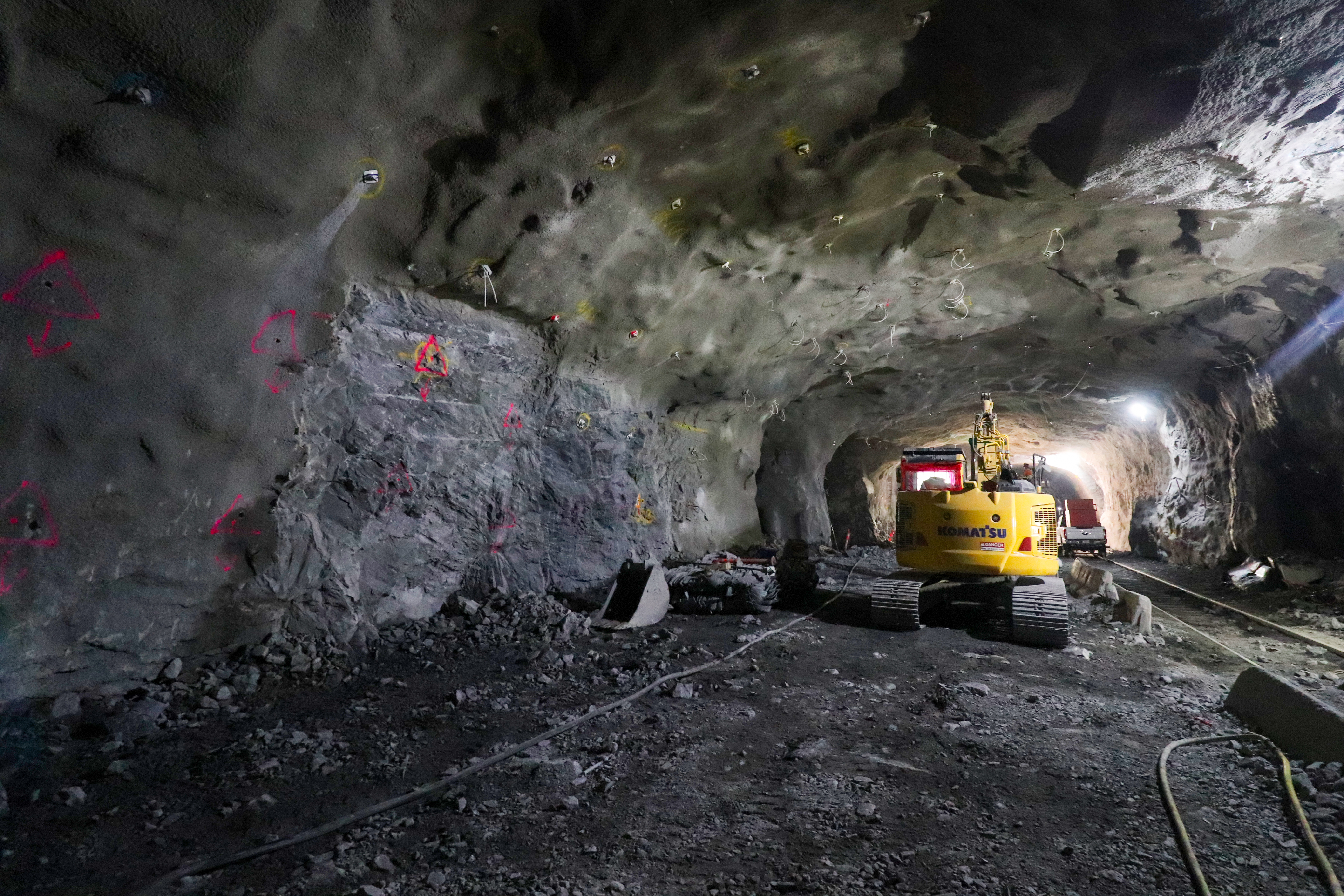 Vue sur les travaux effectués à partir du tunnel Mont-Royal pour l’excavation des quais. 