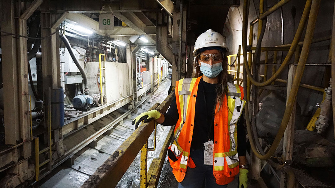 Image d'une travailleuse déployée pour le chantier du tunnelier du REM