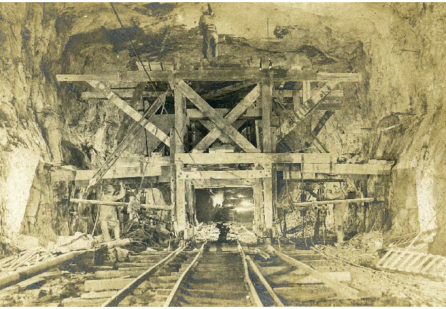  L’excavation à l’intérieur du tunnel en 1912. 