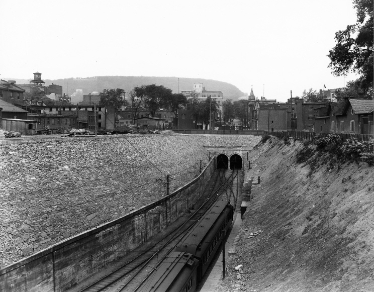 1918. Tunnel du CN sous le mont Royal, Montréal, QC, 1918 (?), par Wm. Notman & Son. Musée McCord, VIEW-6422.