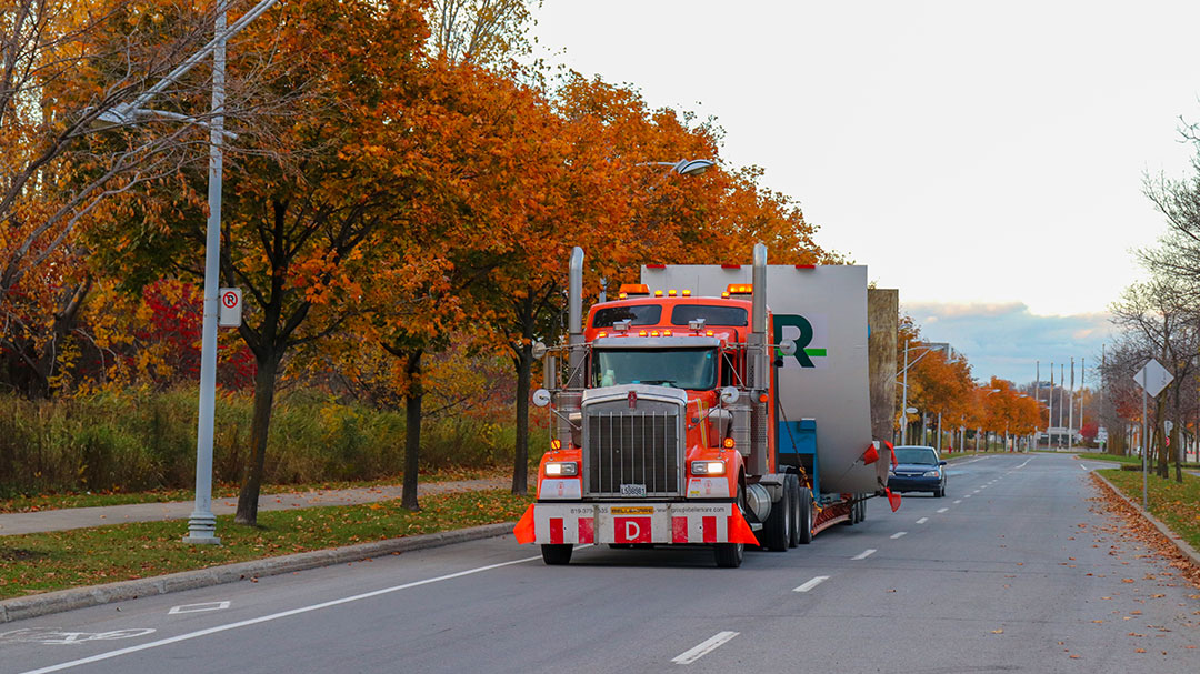 Camion transportant une pièce du tunnelier.