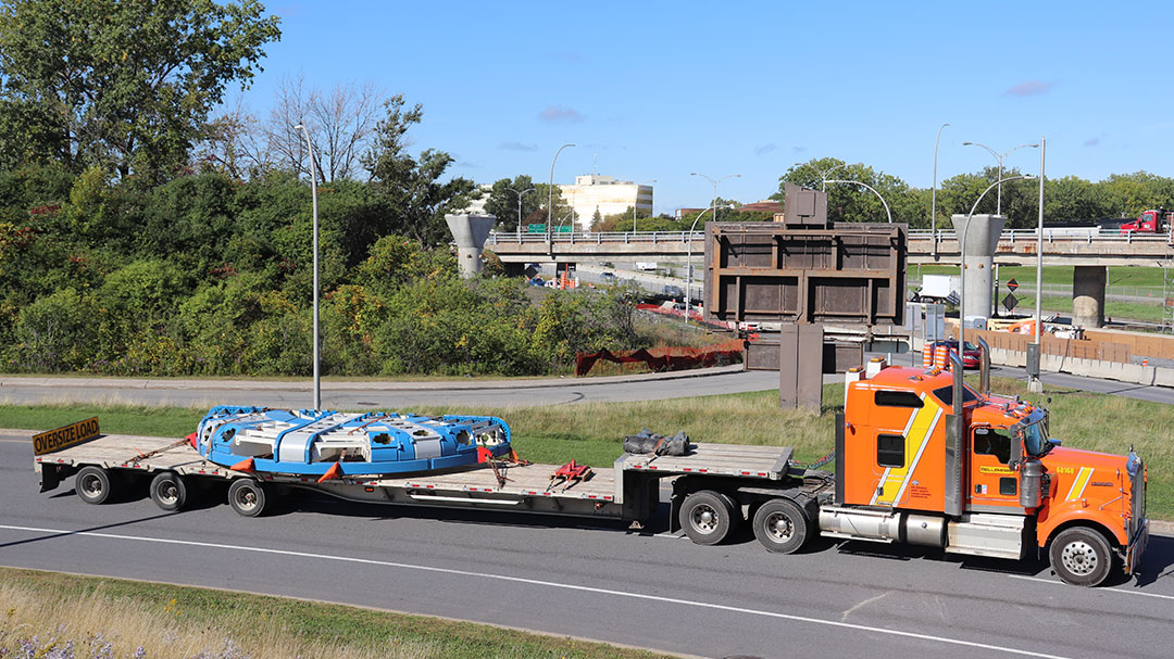 Camion transportant le bouclier.