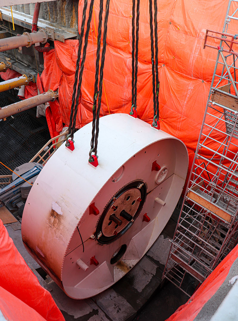 Descent of a piece of the tunnel boring machine into the starting shaft.