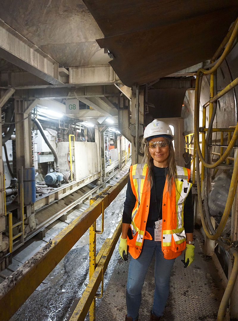 Photo d'une employée à l'intérieur du tunnelier.