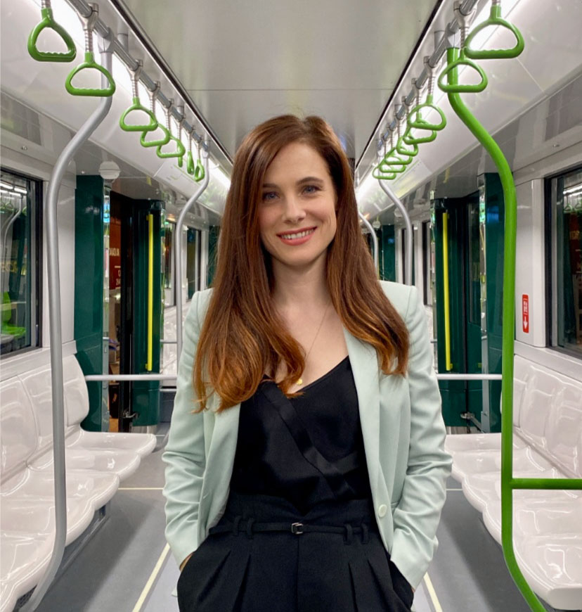 Photo de Caroline Dhavernas dans la voiture du Réseau express métropolitain (REM) 