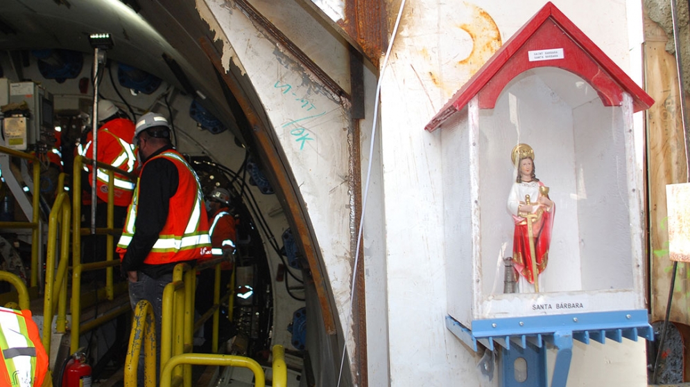Tradition oblige, les tunneliers sont placés sous la protection de Sainte Barbe, patronne et protectrice des mineurs et des travailleurs en sous-sol.