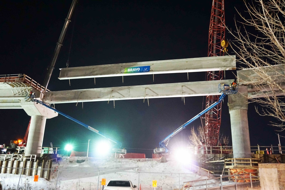Operation of placing the beams on adjacent piers - January 2022