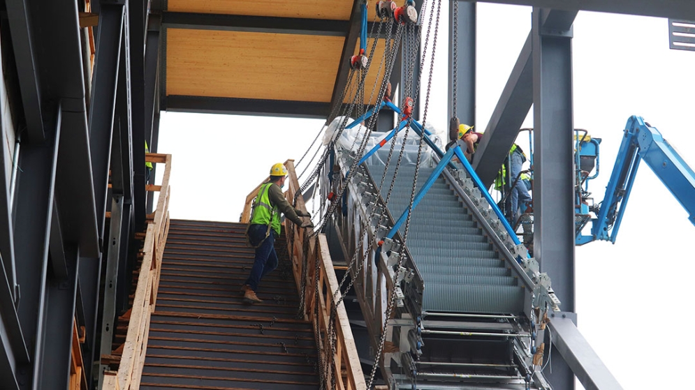 Installation des escaliers mécaniques à la station Fairview-Pointe-Claire - Septembre 2021