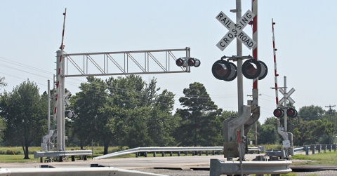 Image of a level crossing, news about upcoming infrastructure to support the REM