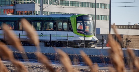 Voiture du REM en mouvement sur la Rive-Sud de Montréal dans le cadre de tests dynamiques