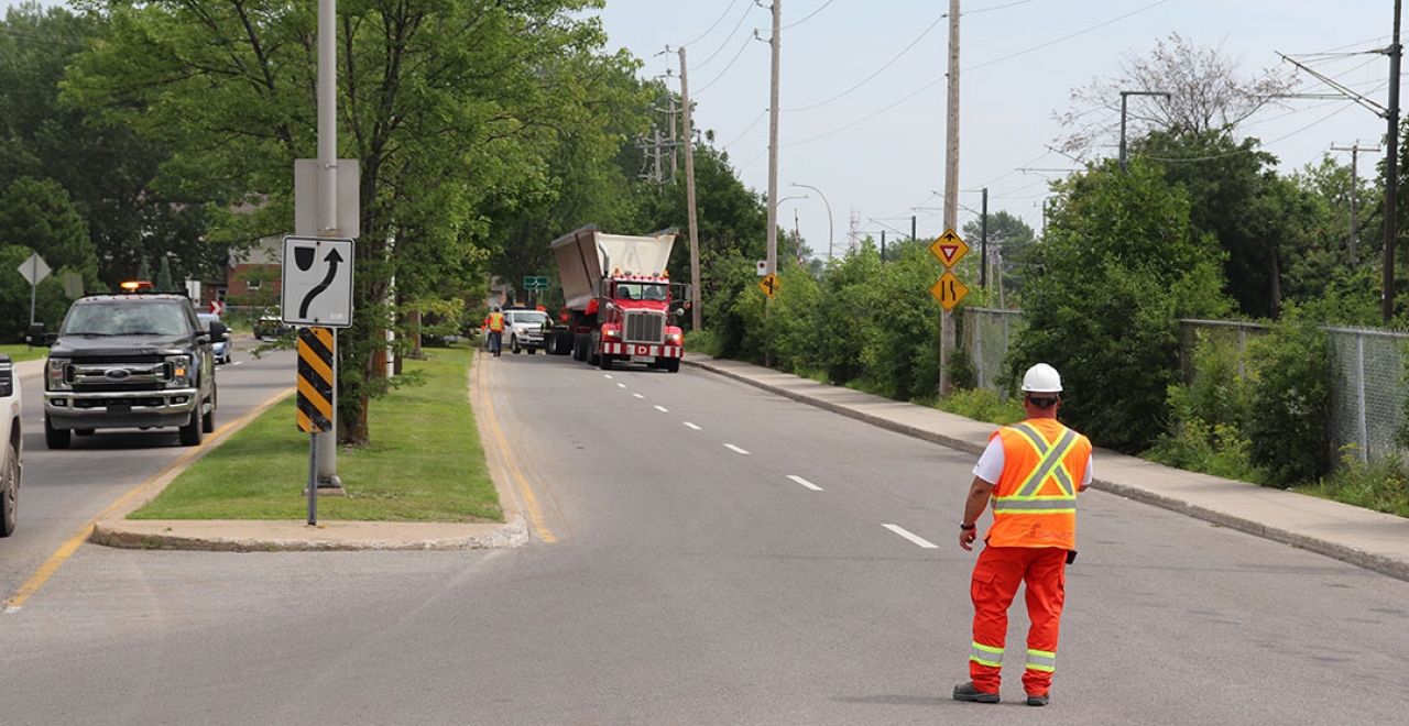 Les équipes de construction en collaboration avec l’équipe Mobilité de NouvLR ont coordonné l’arrivée des poutres caissons, transportées depuis Québec, à l’aide de camions avec escortes, afin d’assurer le passage sécuritaire dans les rues résidentielles. 