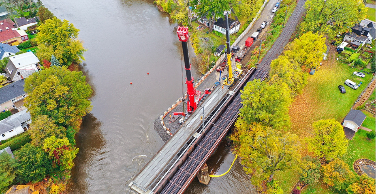 Les travaux pour doubler le pont ferroviaire enjambant la rivière des Prairies entre les îles de Laval et Sainte-Dorothée. 