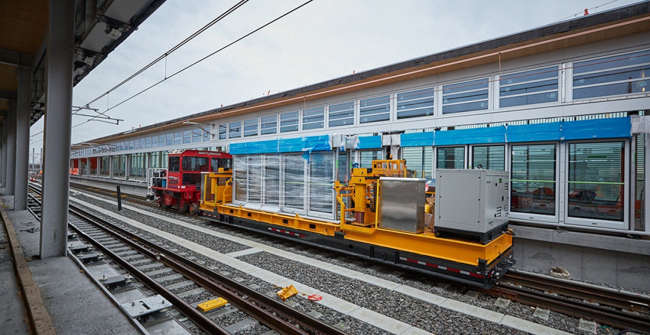 Installation of the platform screen doors at Du Quartier and Brossard stations. / © Alstom