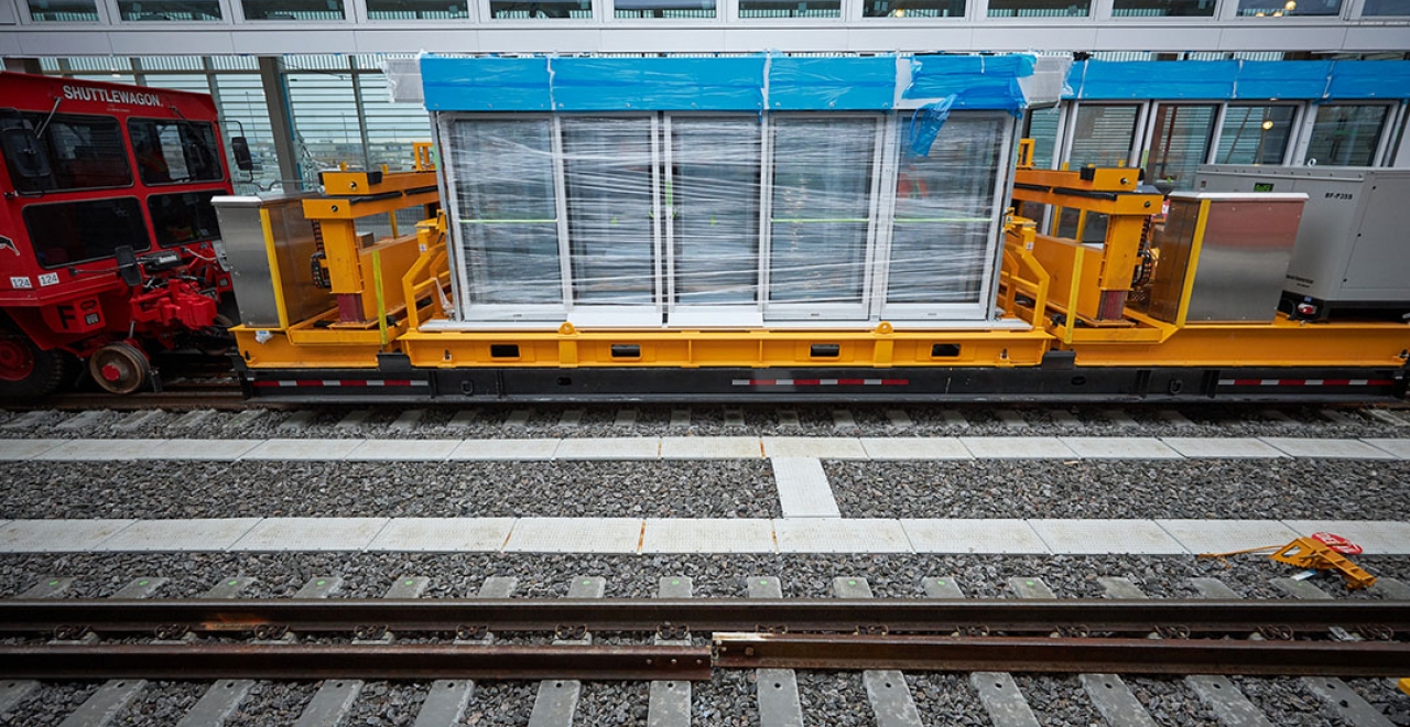 Installation of the platform screen doors at Du Quartier and Brossard stations. / © Alstom