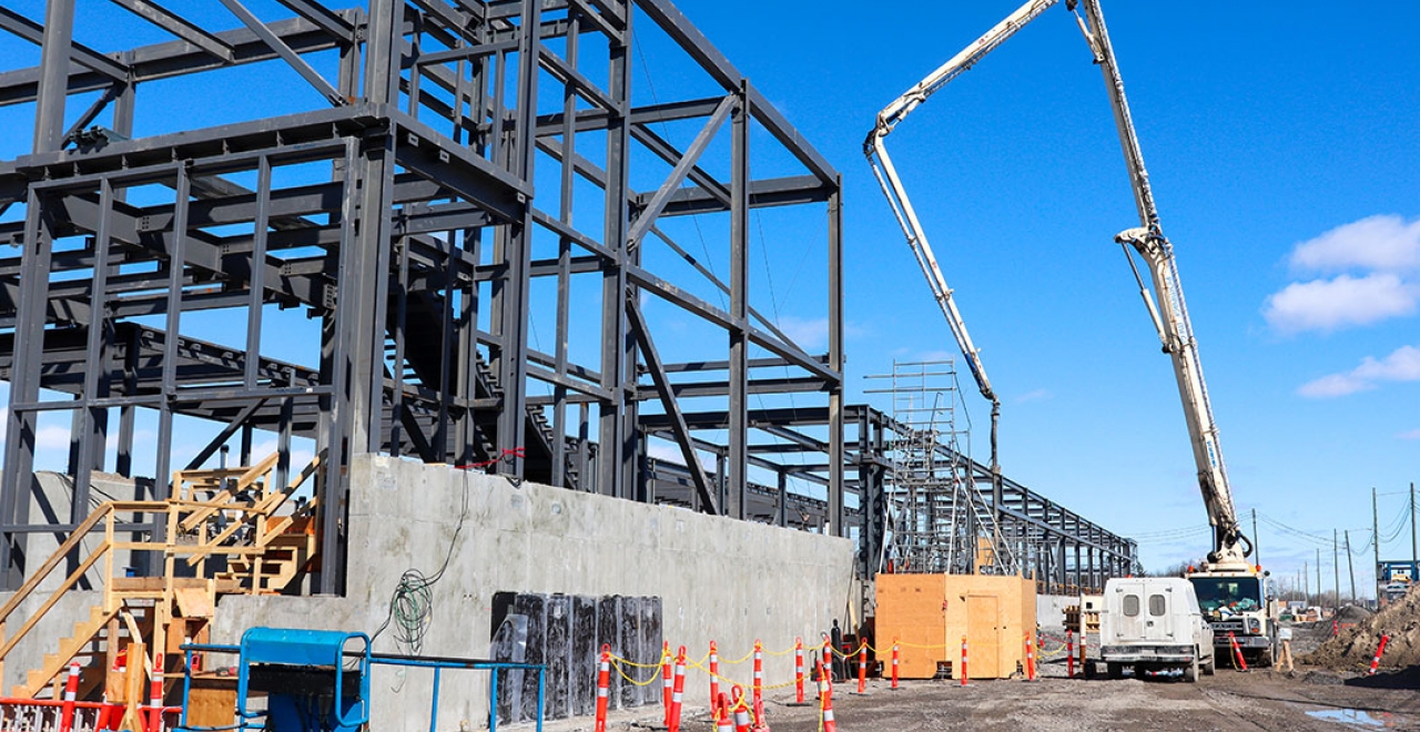 The Anse-à-L’Orme station is also moving along and its exterior cladding will also be completed this year. The other two stations of the West branch, Kirkland and Des Sources, will also take shape, and their steel skeleton will be completed in 2021. | Anse-à-l'Orme Station - March 2021