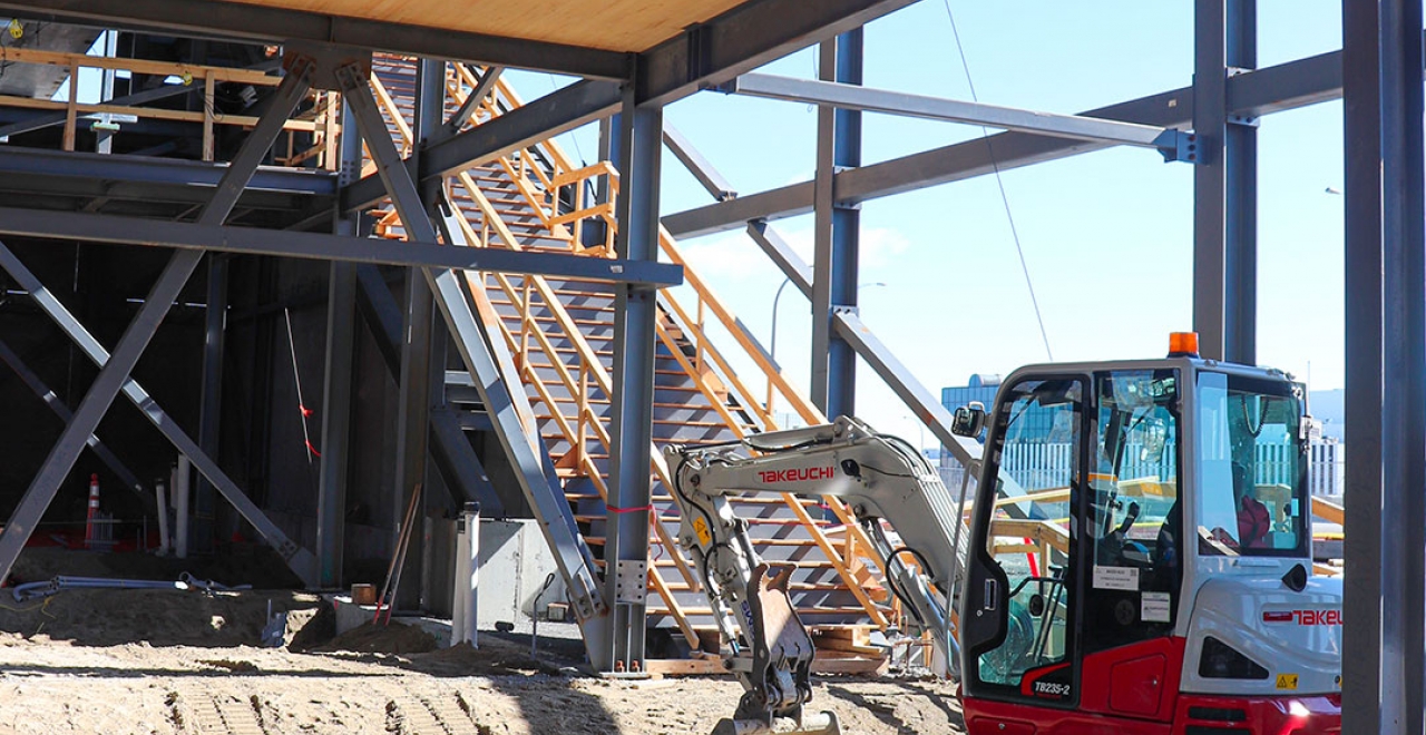 In the West Island, the structure and ceilings of the Fairview-Pointe-Claire station are already clearly visible, with the goal of completing the exterior envelope this year and the interior fit-up well underway. | Fairview-Pointe-Claire Station - March 2021
