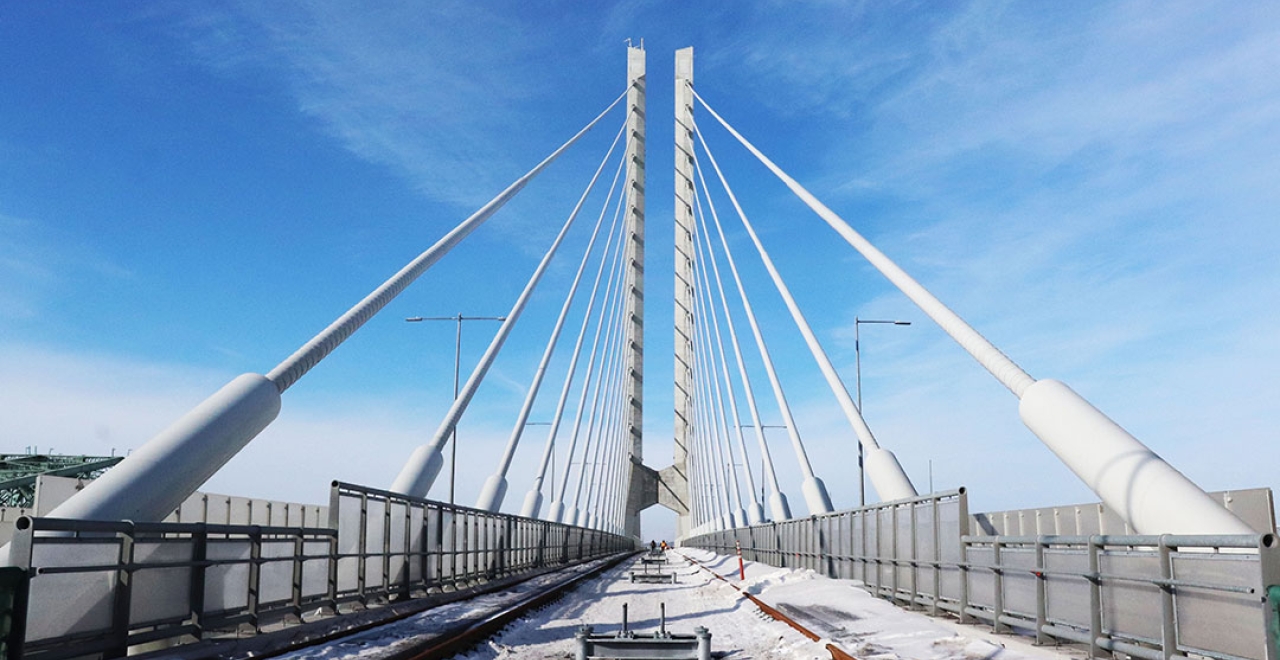 La pose des rails sur le pont Samuel-De Champlain a débuté. Cette activité représente un défi pour nos équipes : comme le pont est en mouvement, les rails doivent s’adapter à ses fluctuations. Des joints d’expansions spécifiques doivent être installés.