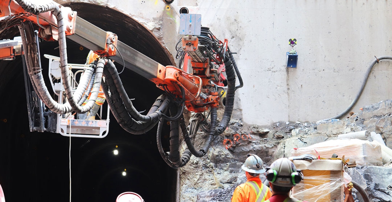 Juin 2021: Début de la méthode parapluie. La méthode est utilisée pour démolir la double voûte de la future station McGill. Grâce à un forage dans le plafond existant du tunnel, la voûte est sécurisée et les travaux de remplacement des colonnes peuvent se poursuivent au-dessous.