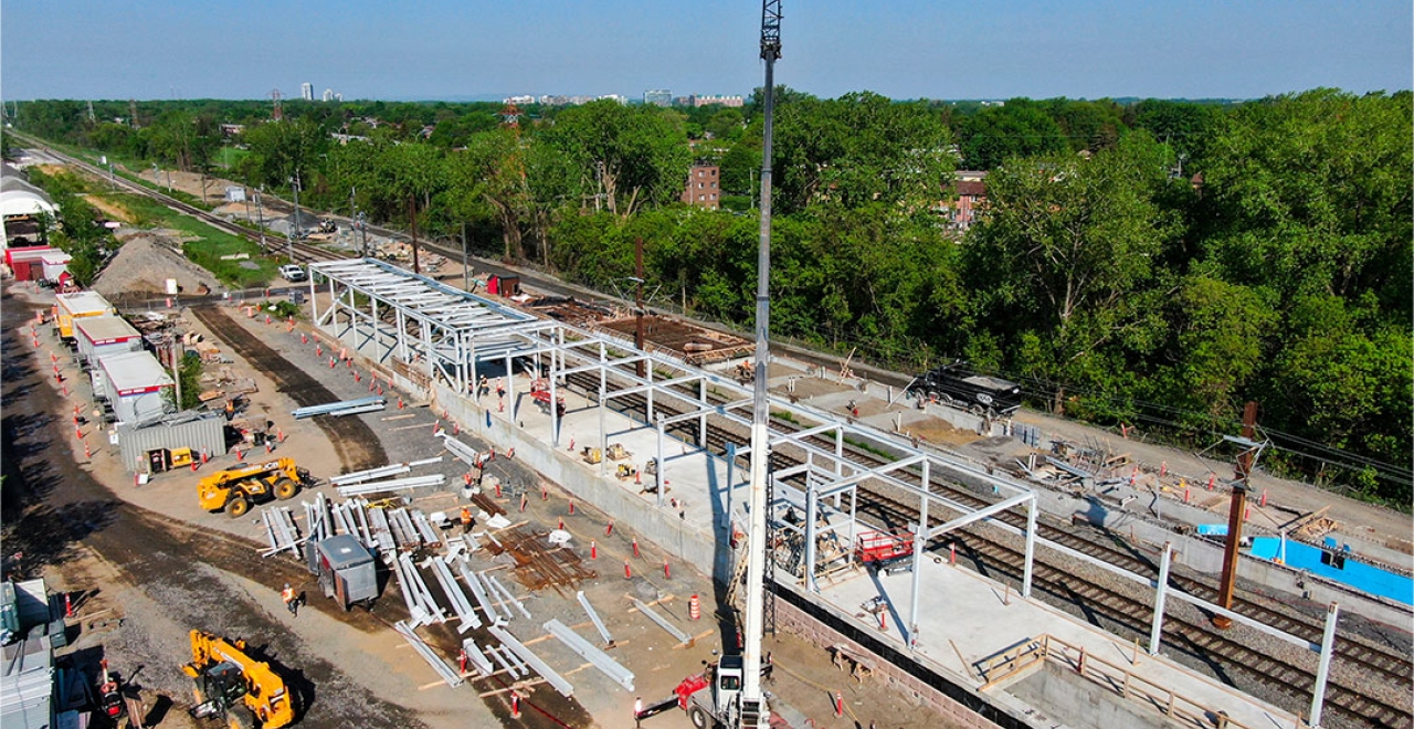 June 2020: Installation of the first steel structure on the Deux-Montagnes branch at the Bois-Franc station.