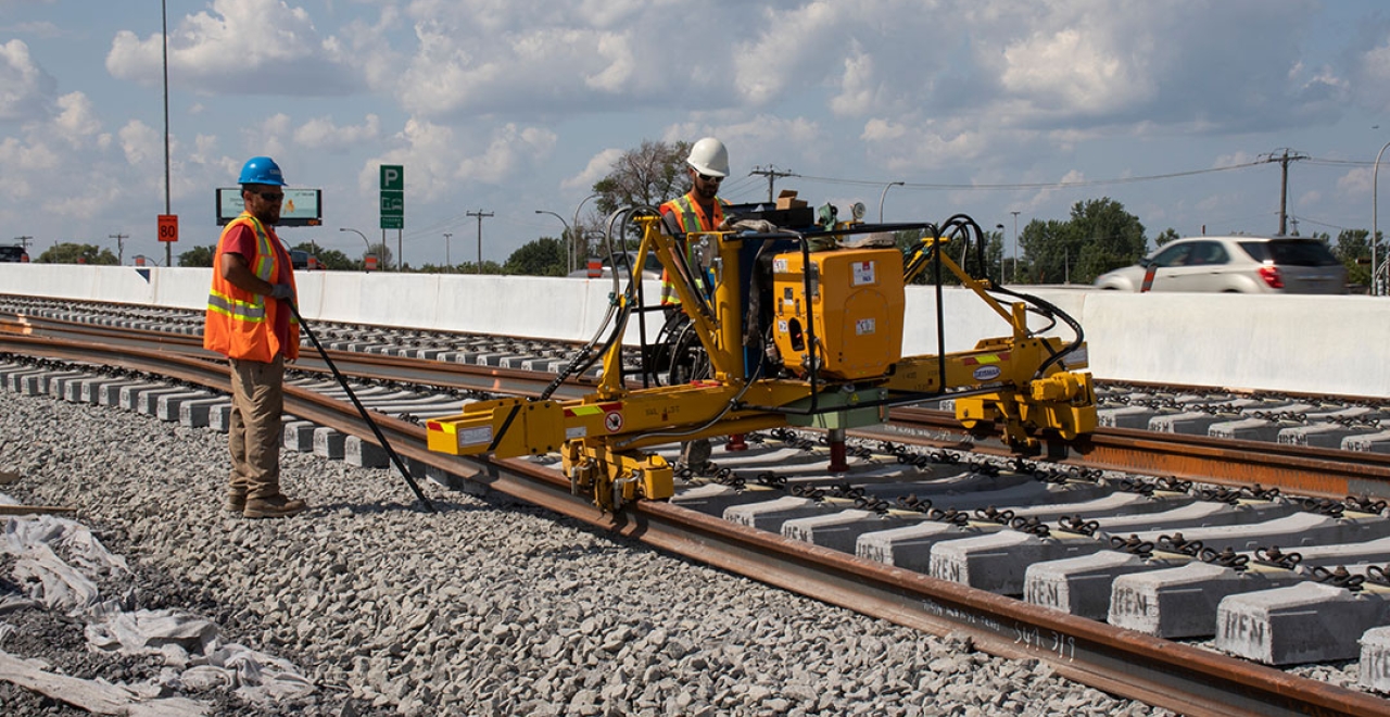 July 2019: Installation of the first rails on Highway 10.