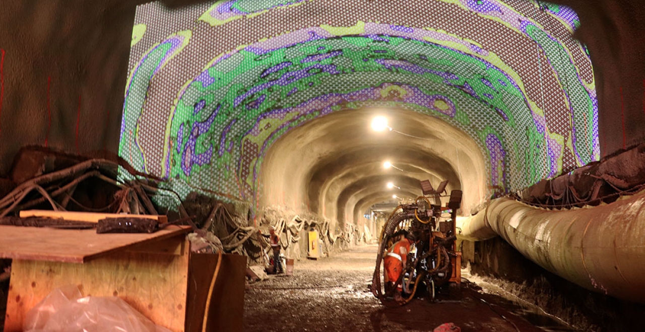 Le système de projection à lampe laser projette des couleurs variées sur les parois du tunnel Mont-Royal.