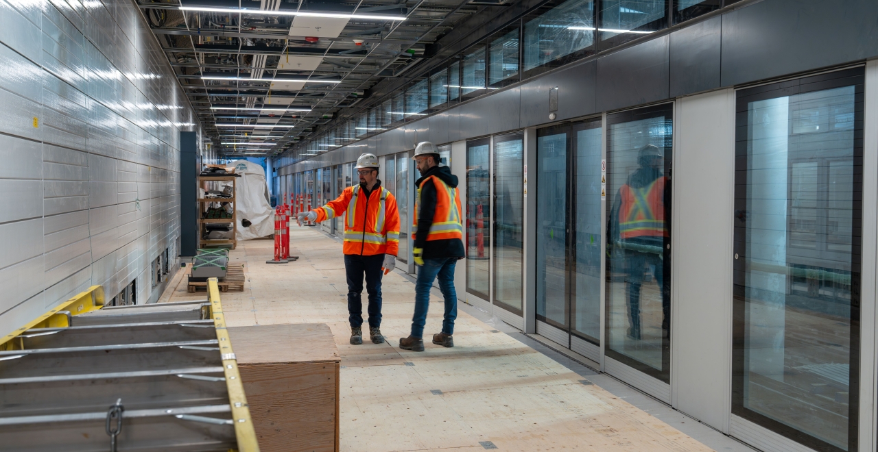 Les équipes de notre constructeur NouvLR s’affairent à compléter les travaux dans la station Marie-Curie (décembre 2025).