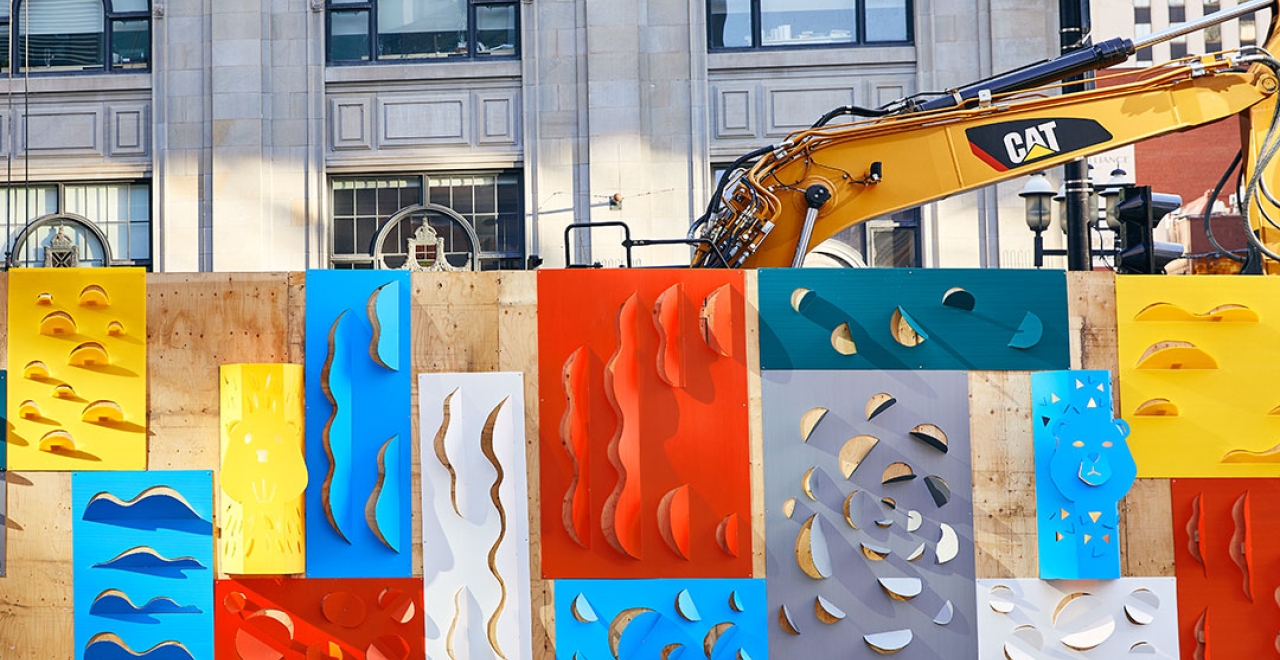 Concept coloré sur les palissades de chantier de la future station McGill | © Myriam Baril-Tessier