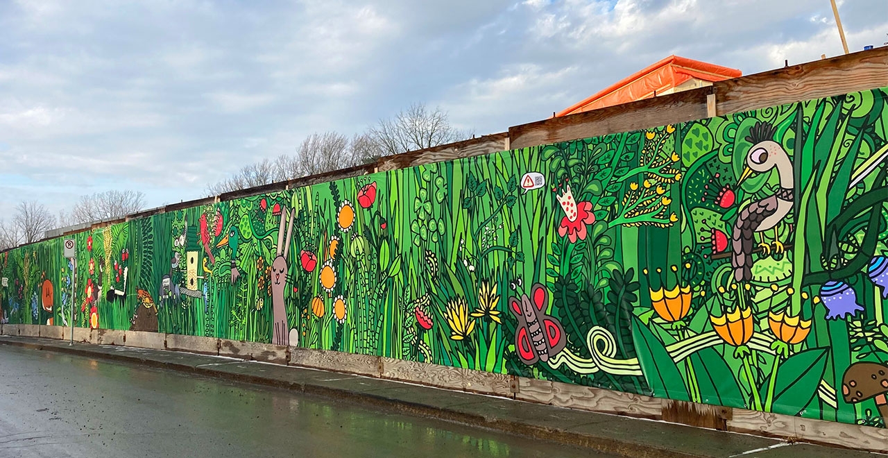 The interactive work by artist Christine Hantzo is produced by MU in collaboration with the Comité Citoyen Laval Les Îles (CCLLI). It can be seen on the construction site fence of the future Île-Bigras station of the REM.