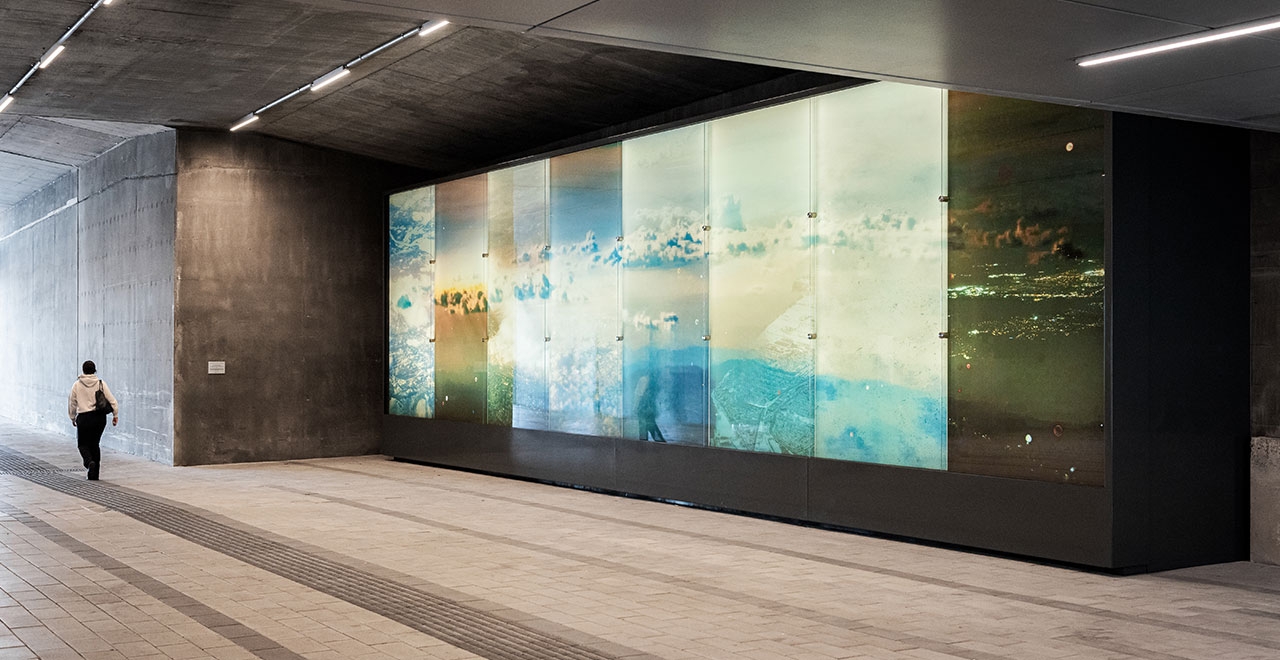 Un voyage sans fin au-delà du présent, 2024. Photographs on glass panels, lightbox, metal structure.