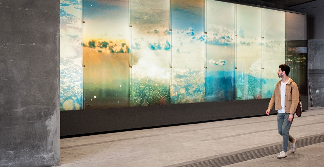 Un voyage sans fin au-delà du présent, 2024. Photographs on glass panels, lightbox, metal structure.