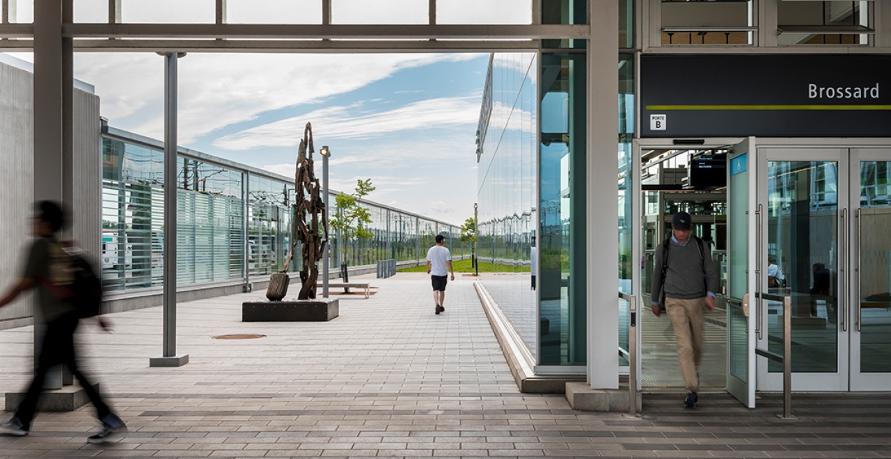 Les passagers, 2023.  Cast bronze, patina, paint.