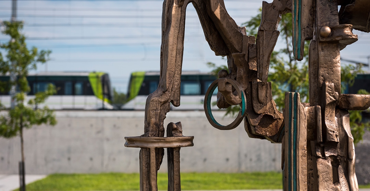 Les passagers, 2023.  Cast bronze, patina, paint.