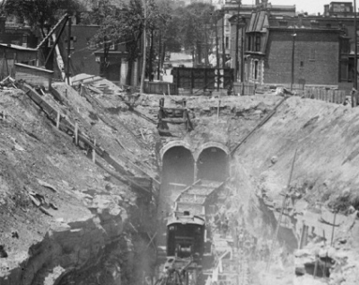 Lire 100 ans d’histoire : les secrets du tunnel Mont-Royal